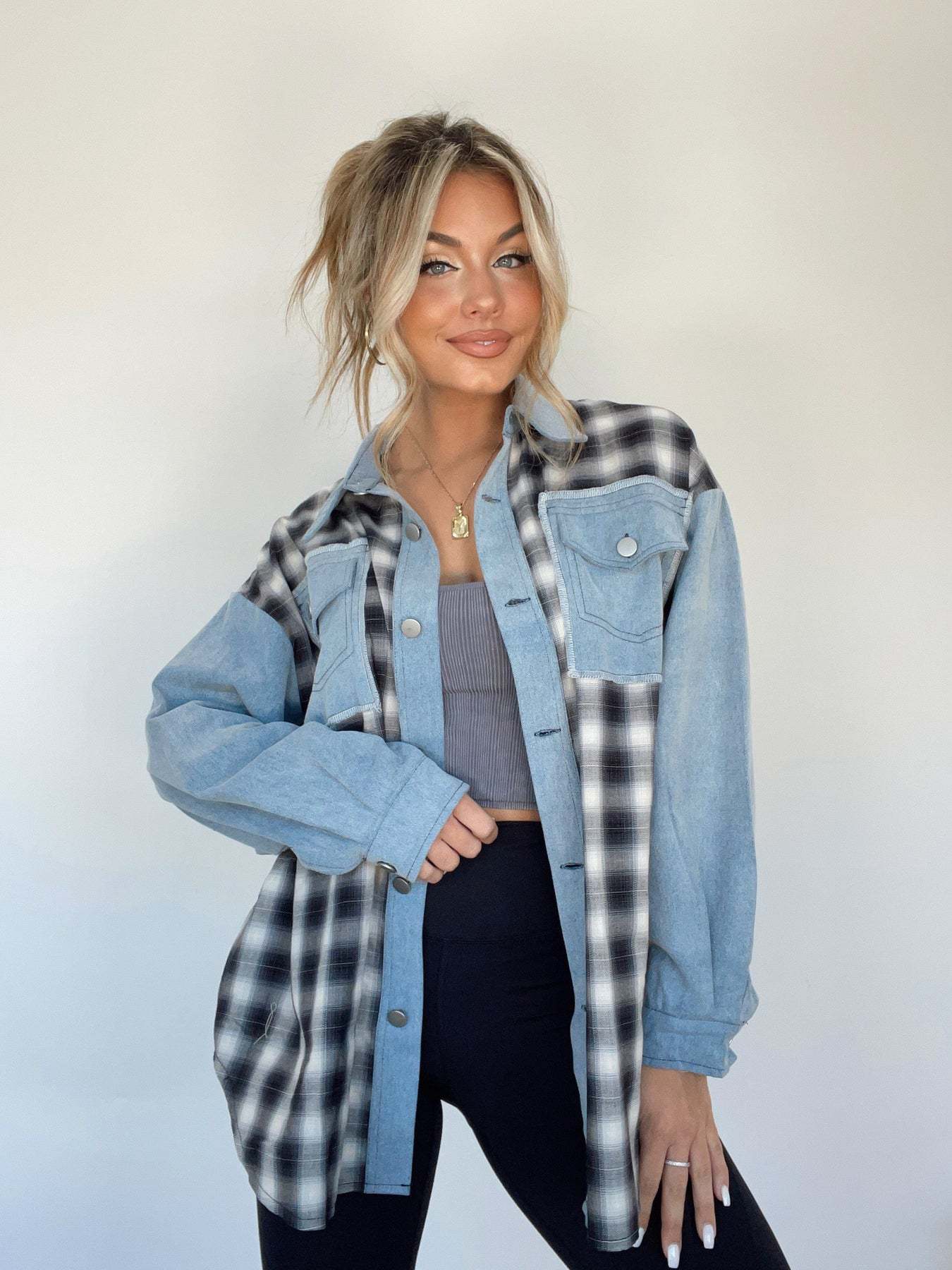 Karierte Denim-Bluse mit Knopfleiste für Damen - Image 5