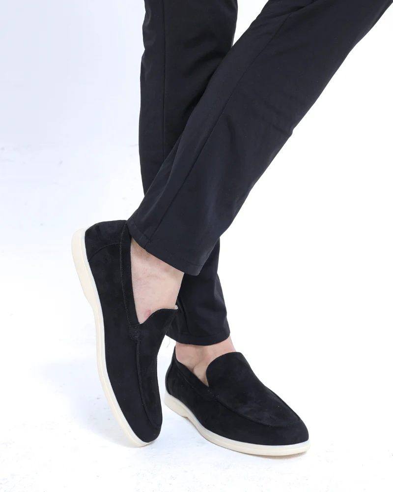 Kayden | All-Black Passendes Outfit mit Langer Ärmel Polohemd, hose & Wildleder-Loafer - Image 4
