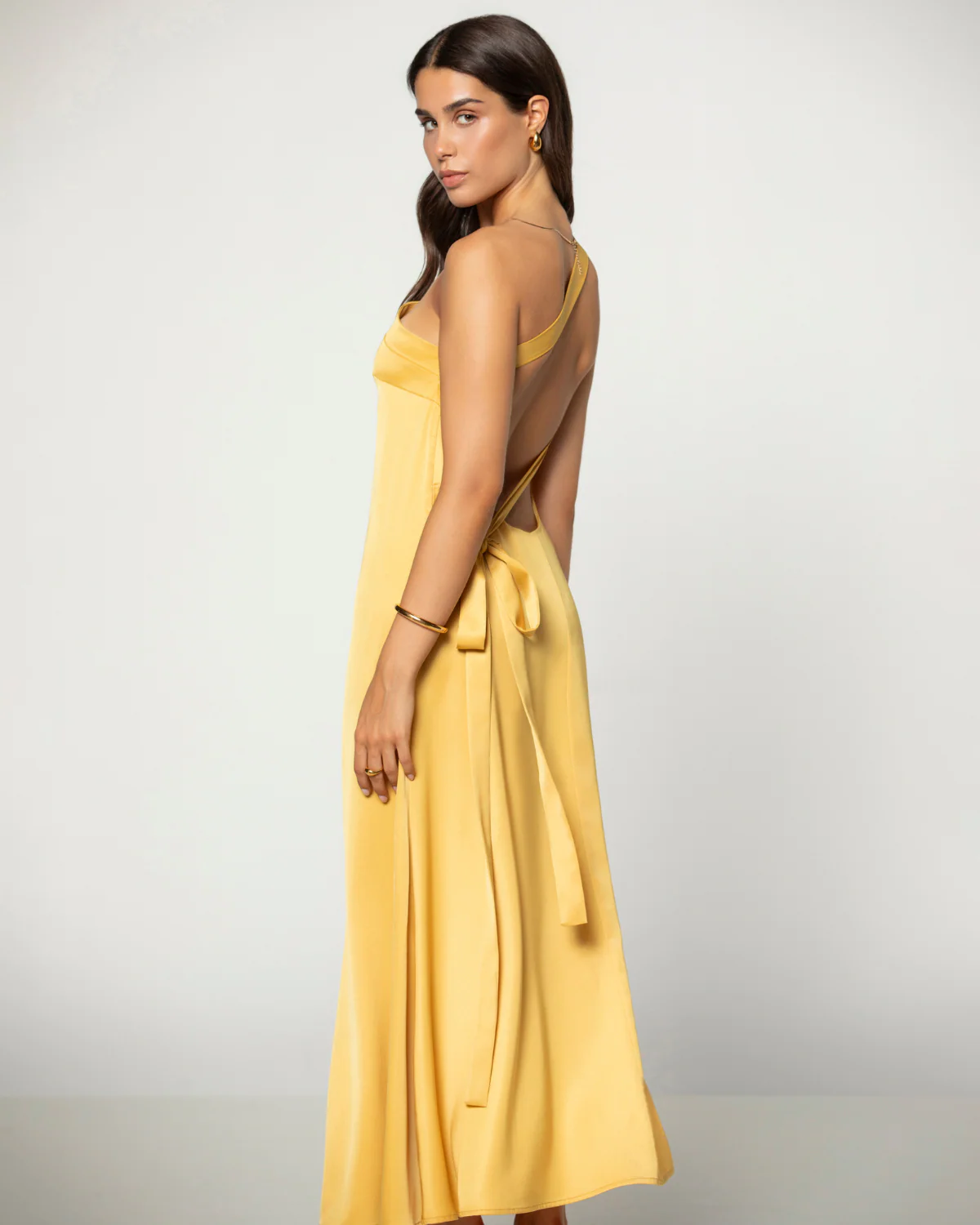 Kiara | Asymmetrisches One-Shoulder Satin-Midikleid - Image 5