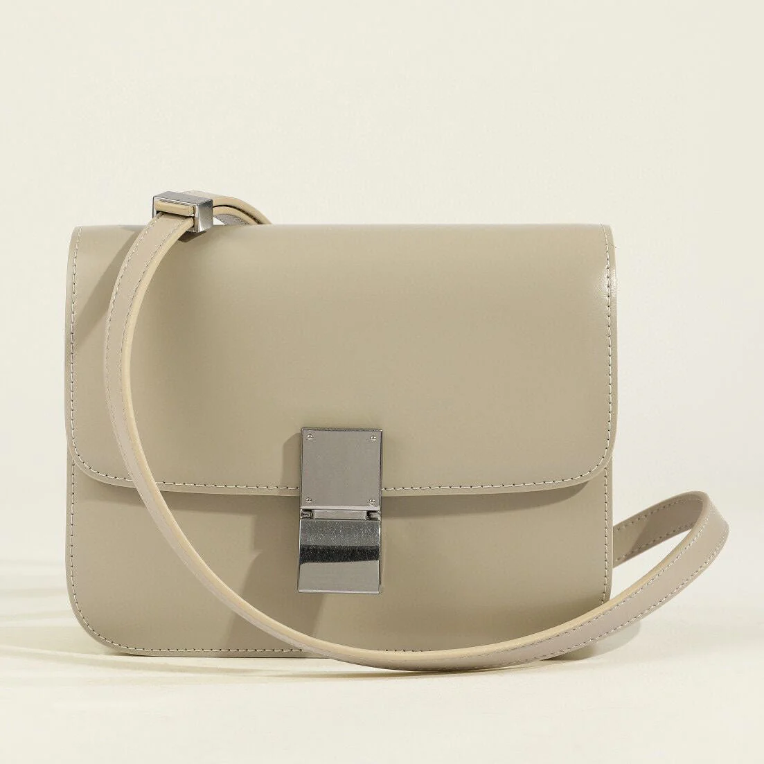 Klassische Damen-Schultertasche mit Überschlag aus echtem Leder - Image 12