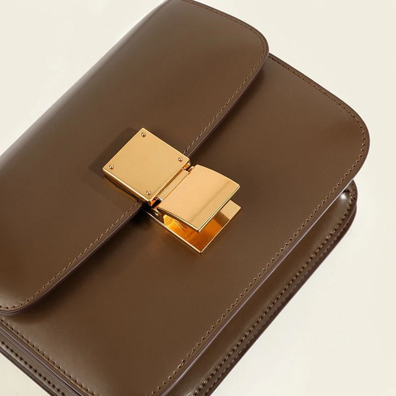 Klassische Damen-Schultertasche mit Überschlag aus echtem Leder - Image 7