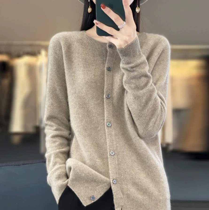 Klassische Strickjacke mit Knöpfen für Damen - Cosima - Image 3