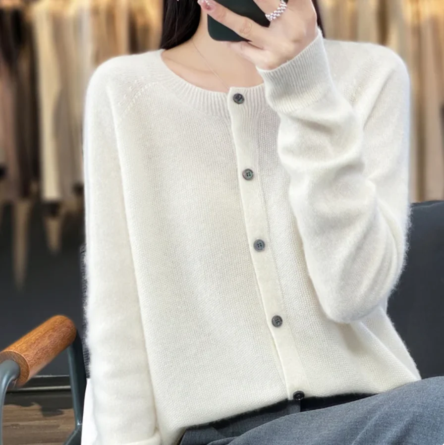 Klassische Strickjacke mit Knöpfen für Damen - Cosima - Image 5