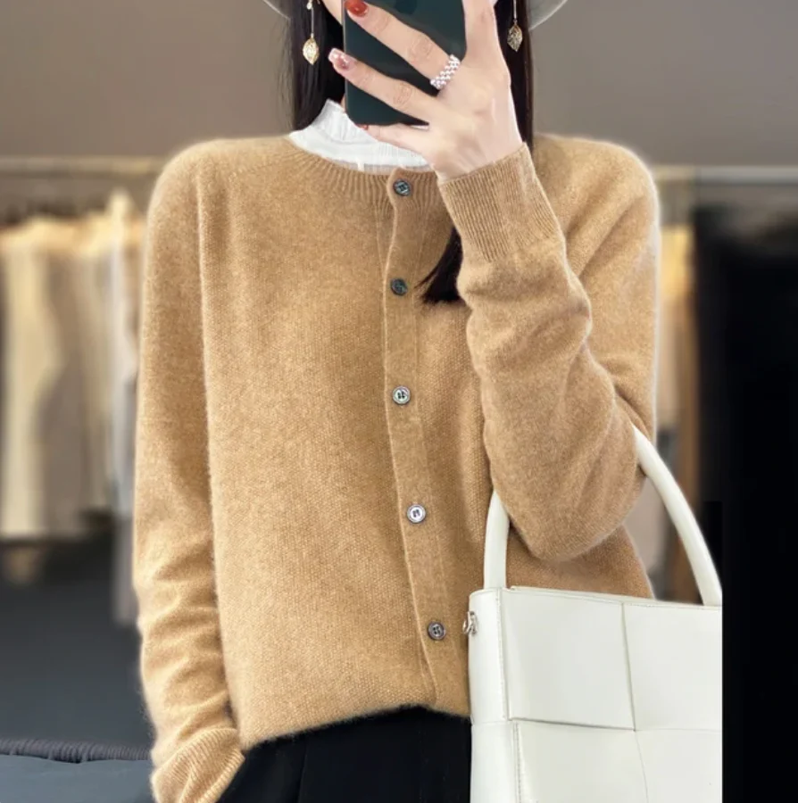 Klassische Strickjacke mit Knöpfen für Damen - Cosima - Image 6