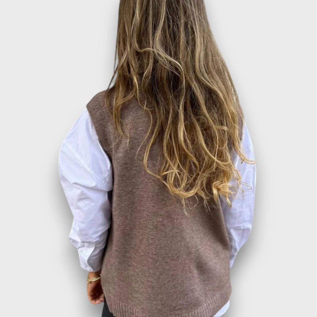 Lamielle – Strick-Weste mit V-Ausschnitt in Camel - Image 3