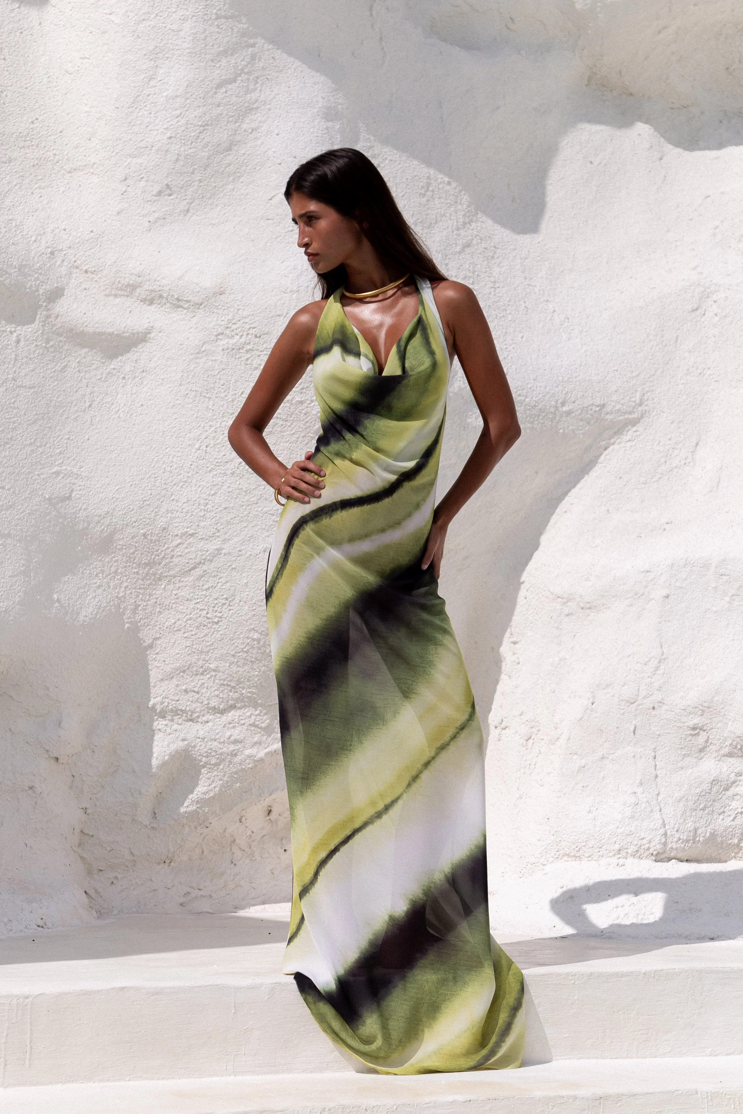 Langes Neckholderkleid mit Wasserfallausschnitt für den Sommer - Image 2