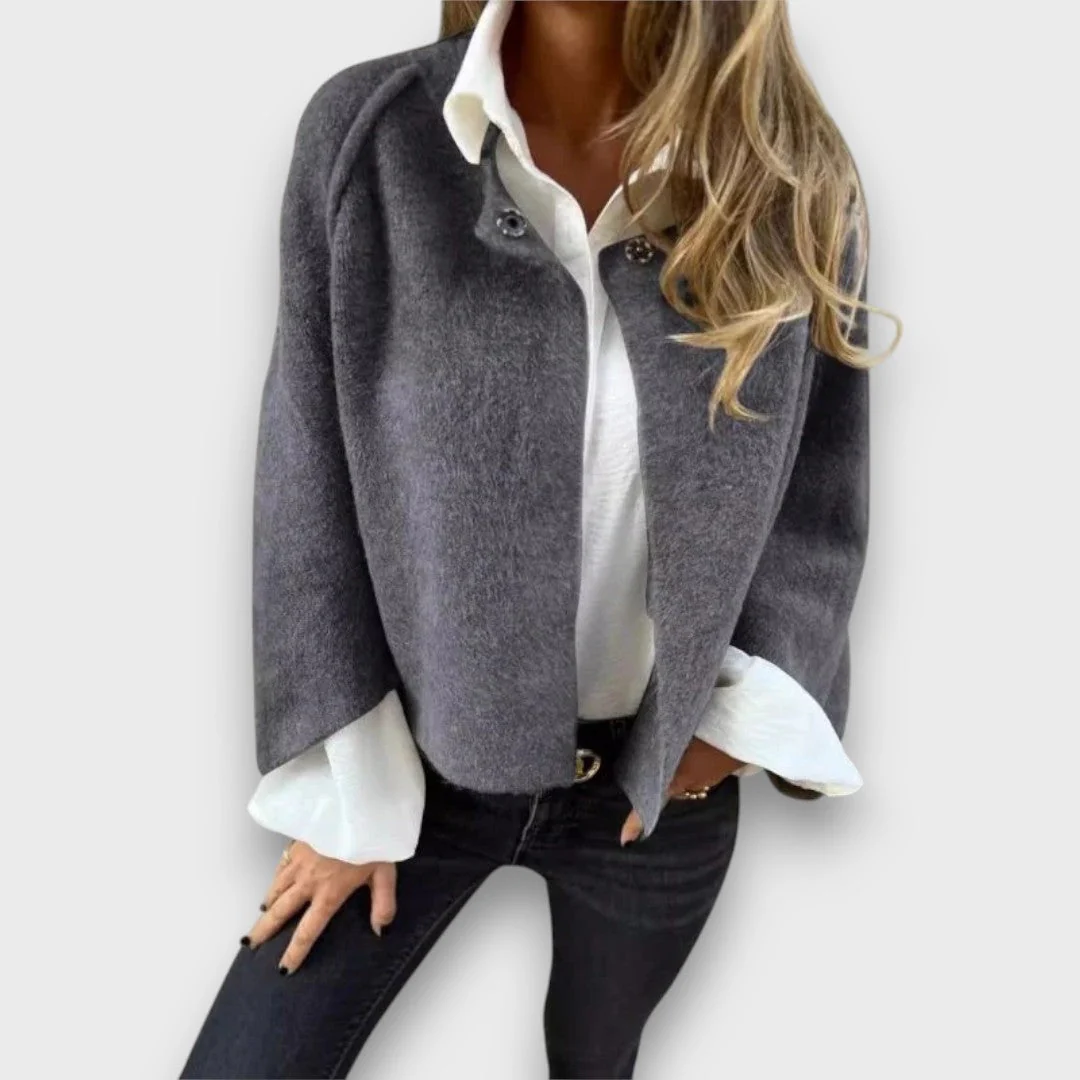 Lene – Kurzjacke mit Knopfdetail - Image 4