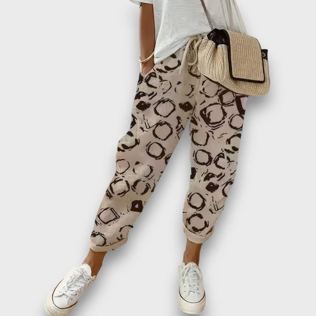 Lenja – Leichte Sommerhose mit künstlerischem Print - Image 6