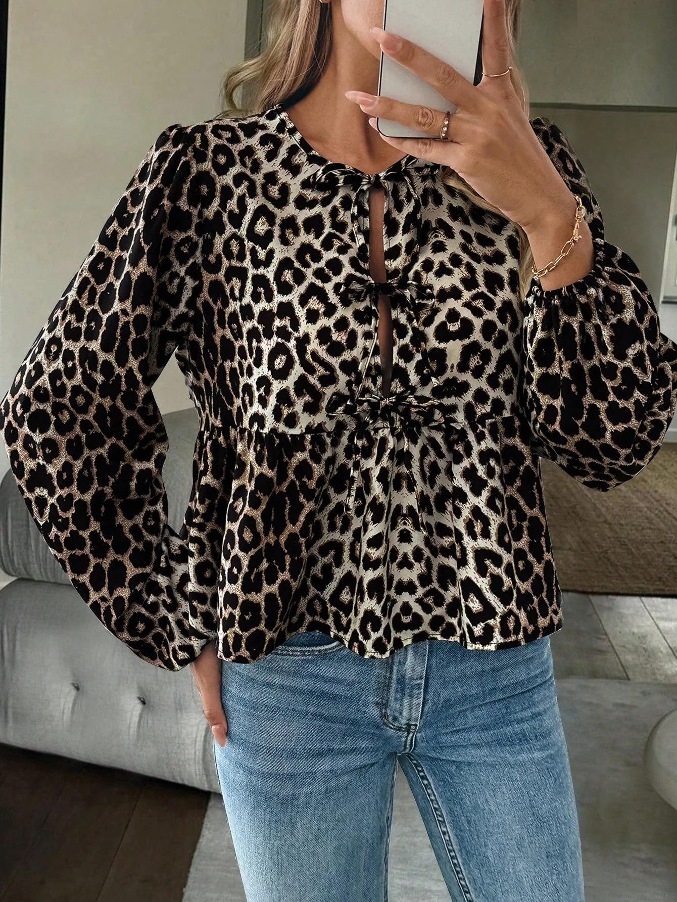 Leoprint Damenbluse mit Schleifendetail – Feminin, Auffällig & Trendbewusst - Image 6