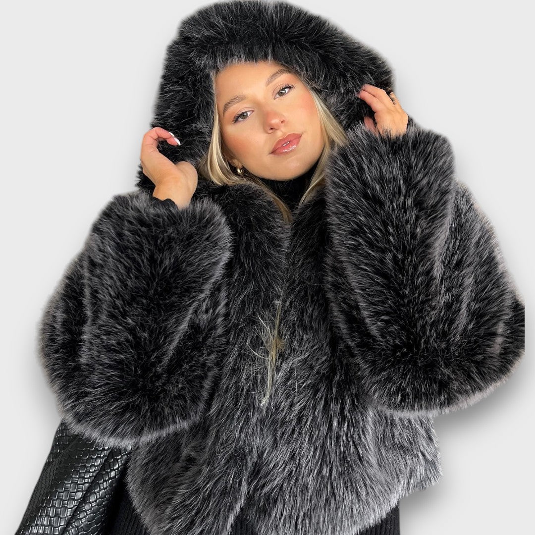 Leyana – Oversize-Faux-Fur-Jacke mit Kapuze in Rauchgrau - Image 3