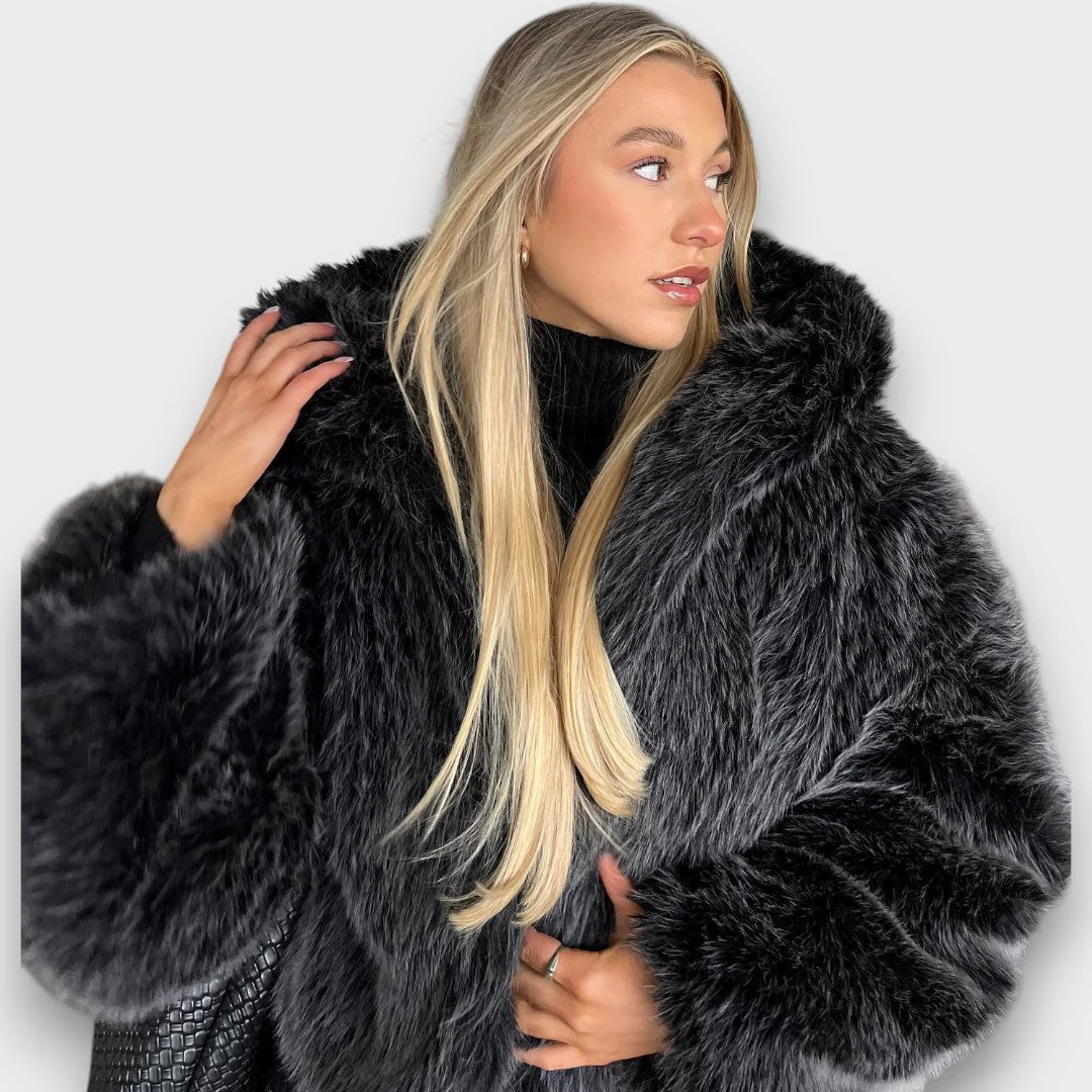 Leyana – Oversize-Faux-Fur-Jacke mit Kapuze in Rauchgrau - Image 4