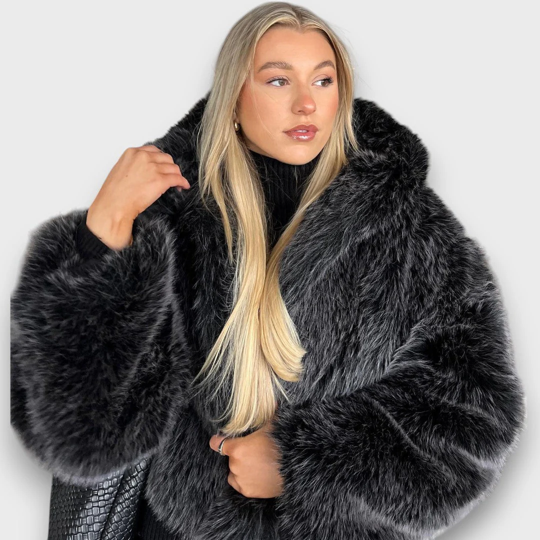 Leyana – Oversize-Faux-Fur-Jacke mit Kapuze in Rauchgrau - Image 5