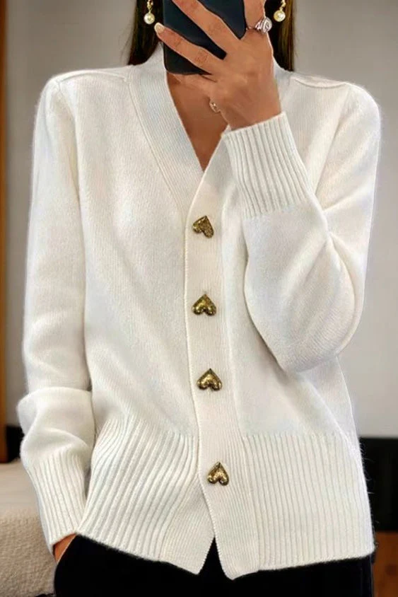 Lila – Feminine Strickjacke mit Herzknöpfen für Damen - Image 2