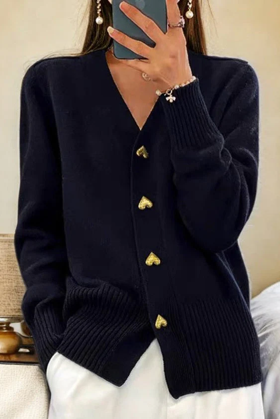 Lila – Feminine Strickjacke mit Herzknöpfen für Damen - Image 3