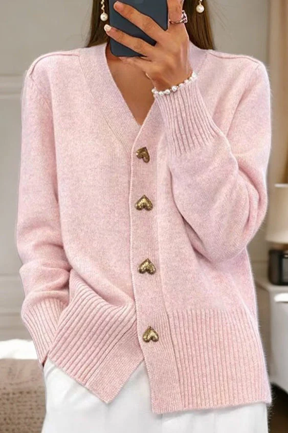 Lila – Feminine Strickjacke mit Herzknöpfen für Damen - Image 4