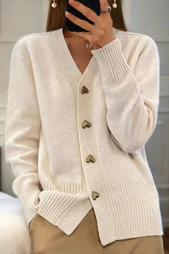 Lila – Feminine Strickjacke mit Herzknöpfen für Damen - Image 5