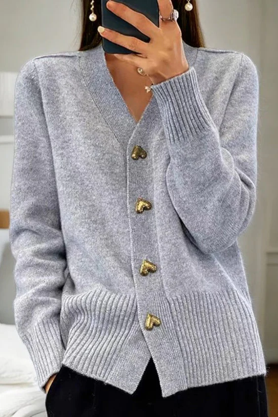 Lila – Feminine Strickjacke mit Herzknöpfen für Damen - Image 6