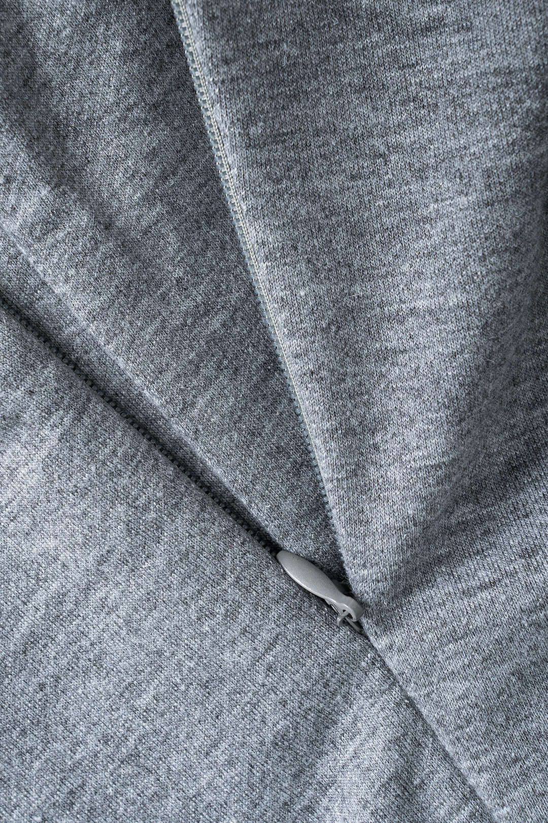 Lilli | Trendiges Zweiteiler-Set mit One-Shoulder-Sweatshirt & Minirock - Image 6
