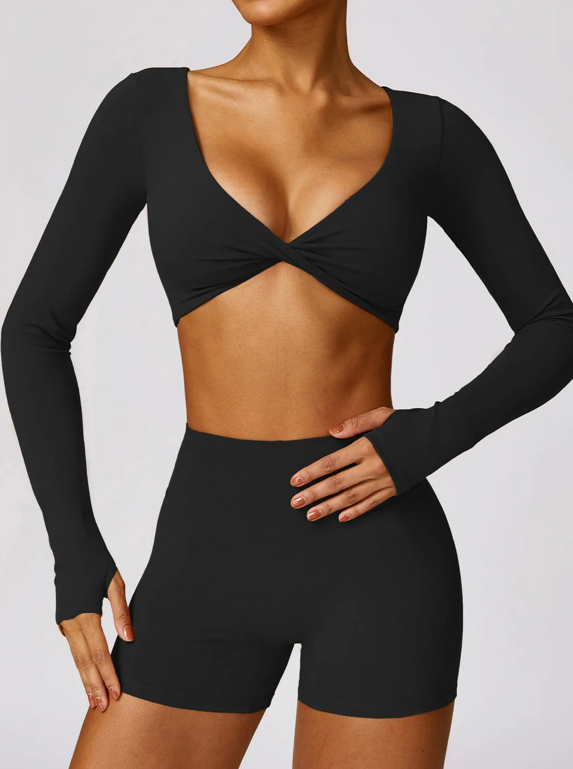 Livia | Langarm-Crop-Top mit Twist-Detail - Image 4