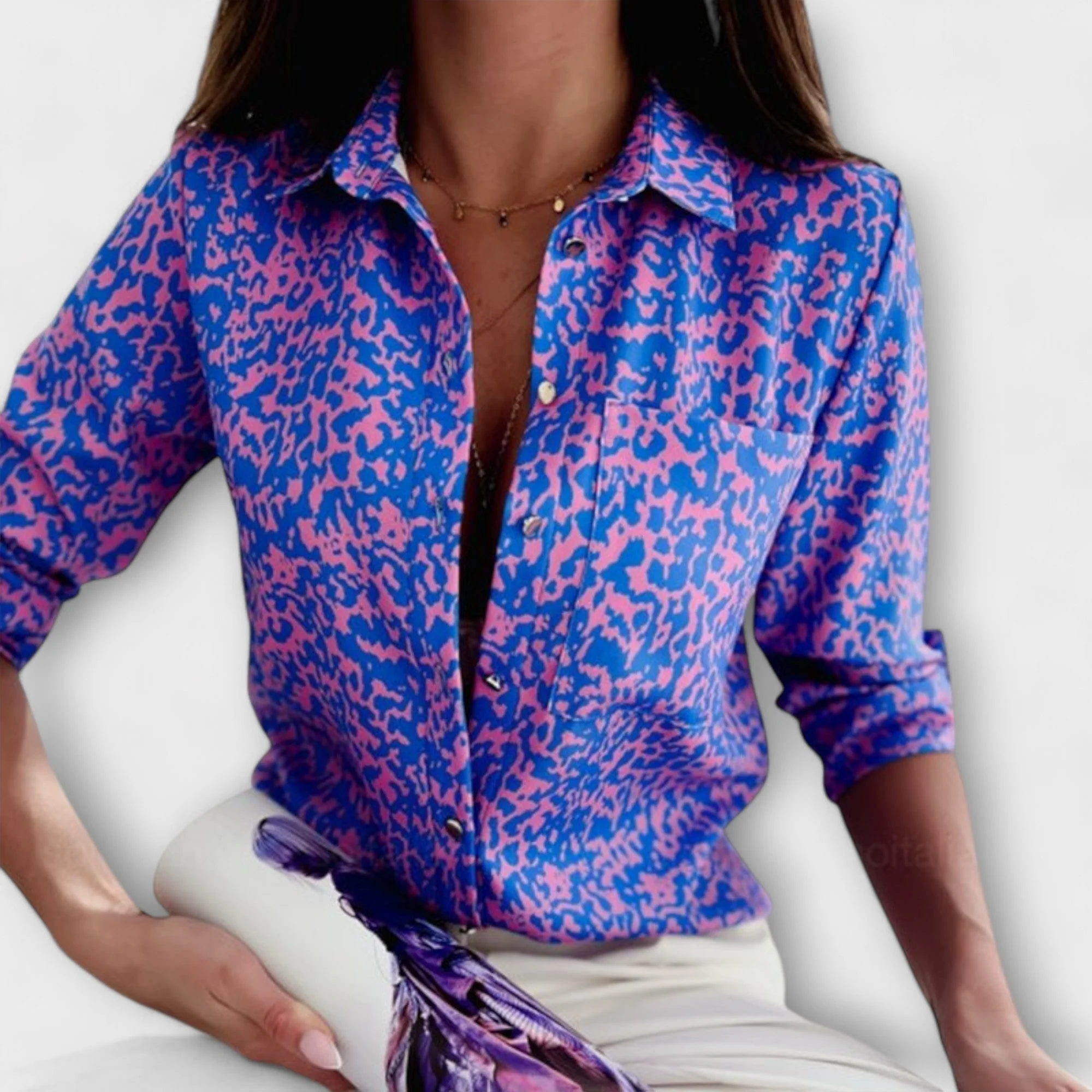 Lorena – Hemdbluse mit grafischem Print und Retro-Flair - Image 8