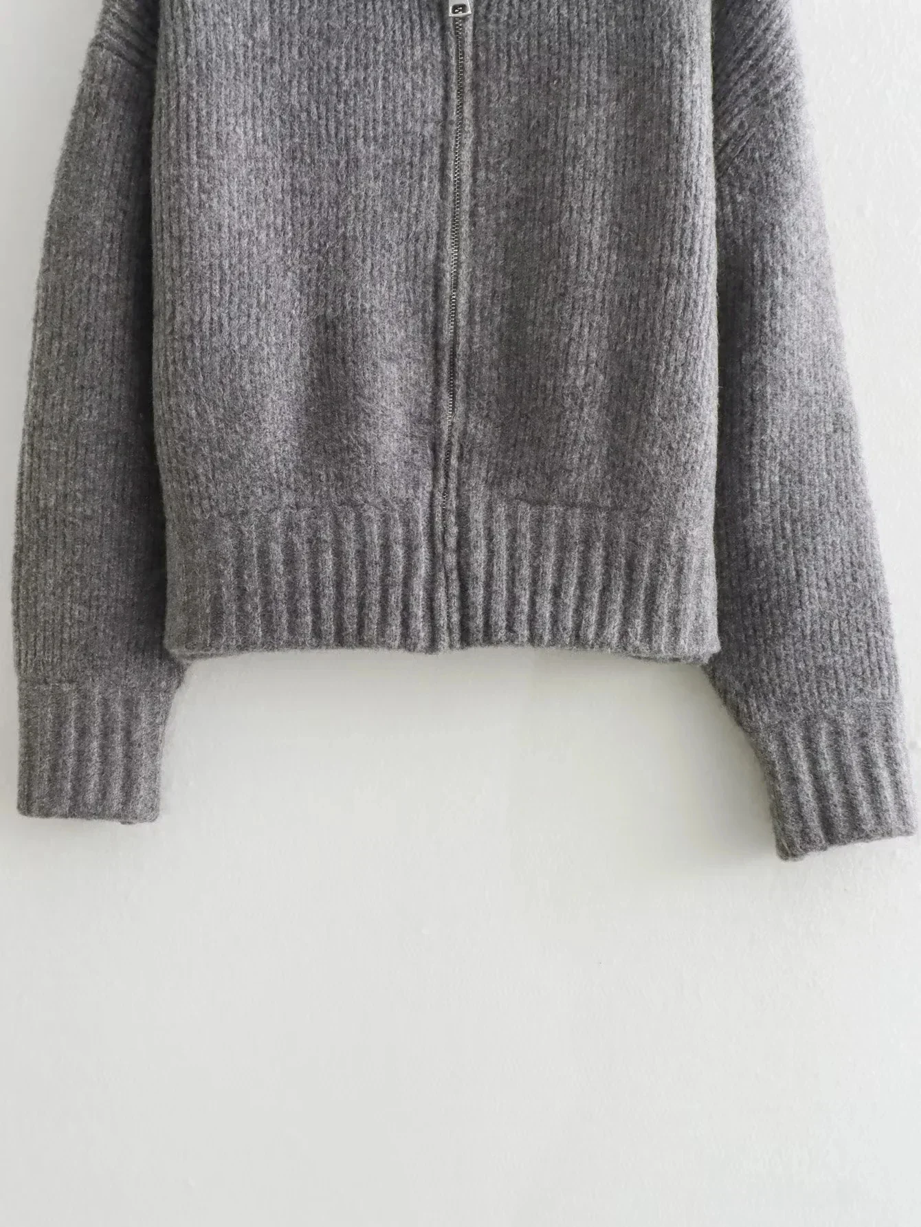 Lorna | Gerippte Rundhals-Strickjacke mit Reißverschluss - Image 3