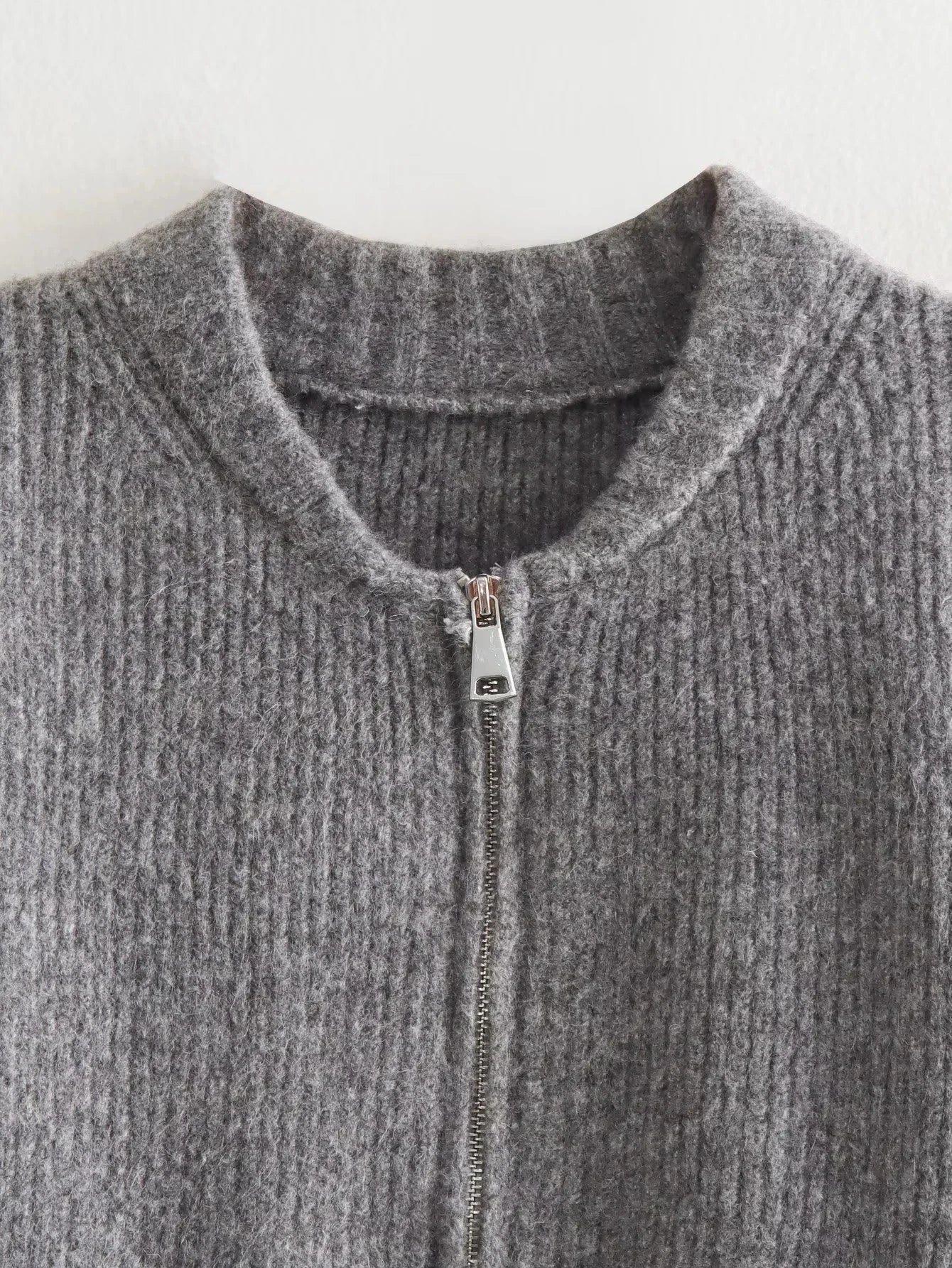 Lorna | Gerippte Rundhals-Strickjacke mit Reißverschluss - Image 7