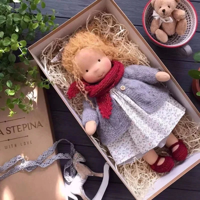Luna | Handgemachte Waldorf-Plüschpuppe – Weiches Baumwollspielzeug mit Stoffbox | Süß & Gemütlich | Für Kindergeburtstage & tägliches fantasievolles Spielen - Image 3