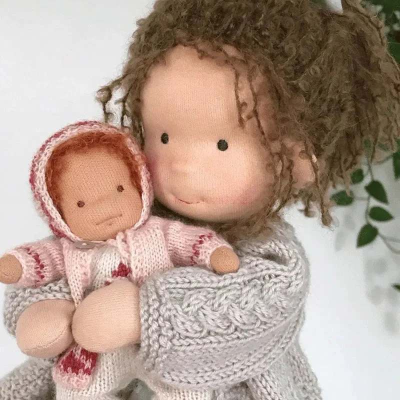 Luna | Handgemachte Waldorf-Plüschpuppe – Weiches Baumwollspielzeug mit Stoffbox | Süß & Gemütlich | Für Kindergeburtstage & tägliches fantasievolles Spielen - Image 6