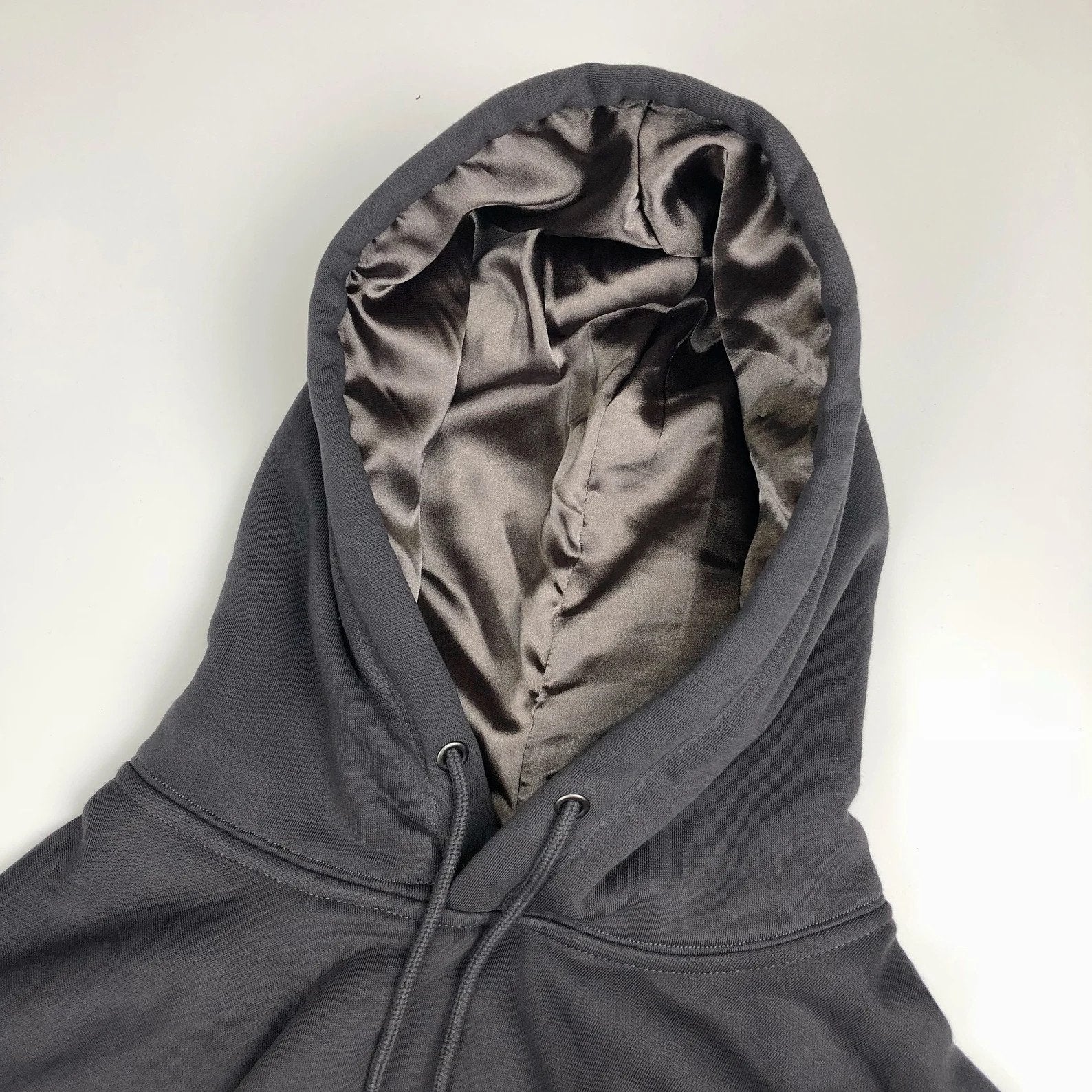 LUXE COMFORT SATIN GEFÜTTERTER HOODIE - Image 4