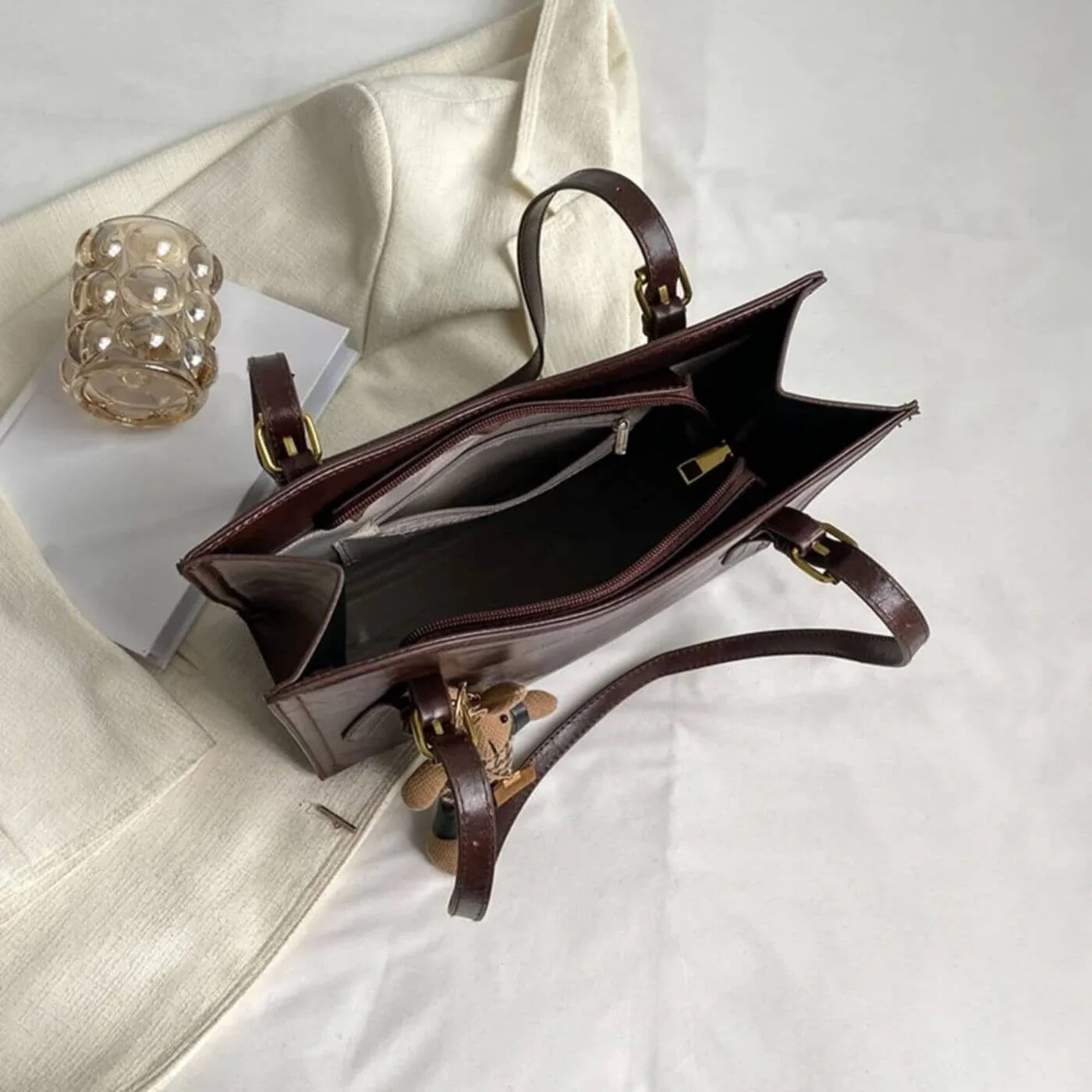 LuxeBunny – Plüschige Schultertasche mit Hasenanhänger - Image 2