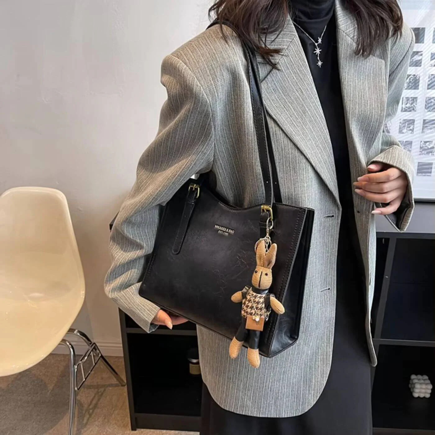 LuxeBunny – Plüschige Schultertasche mit Hasenanhänger - Image 3