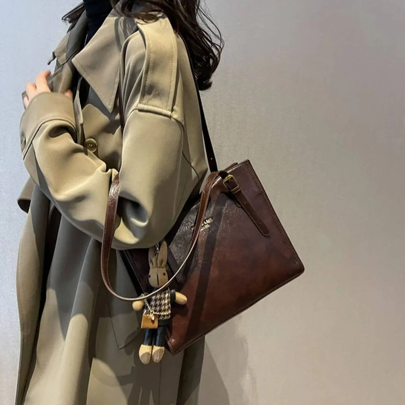LuxeBunny – Plüschige Schultertasche mit Hasenanhänger - Image 4