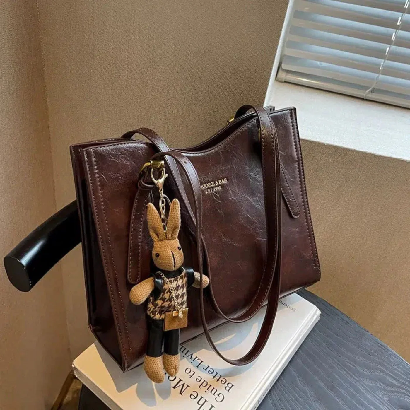 LuxeBunny – Plüschige Schultertasche mit Hasenanhänger - Image 5