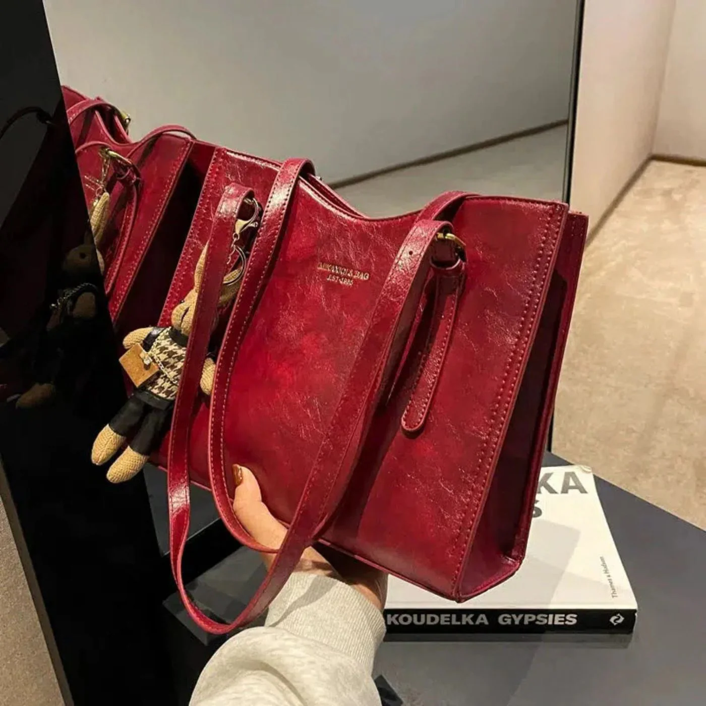 LuxeBunny – Plüschige Schultertasche mit Hasenanhänger - Image 6