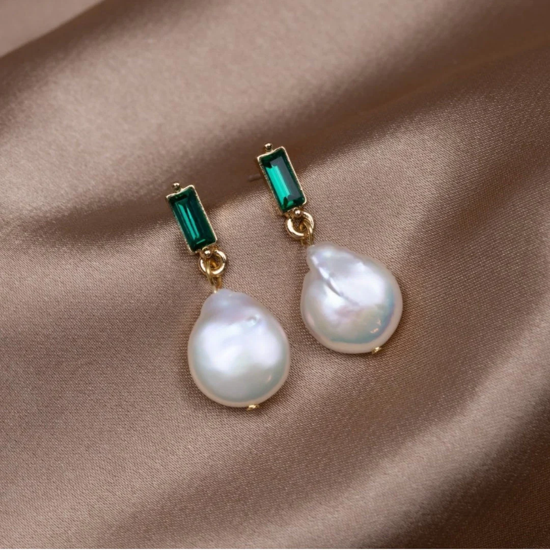 Luxuriöse Ohrringe mit Perlen und grünen Zirkonia in Gold - Image 3