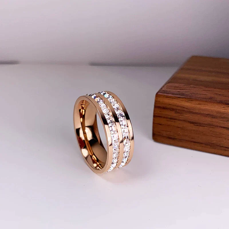 Luxuriöser Doppelring mit Zirkonias in Gold und Silber - Image 3