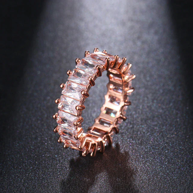 Luxuriöser Zirkonia-Ring in Gold und Silber - Image 8