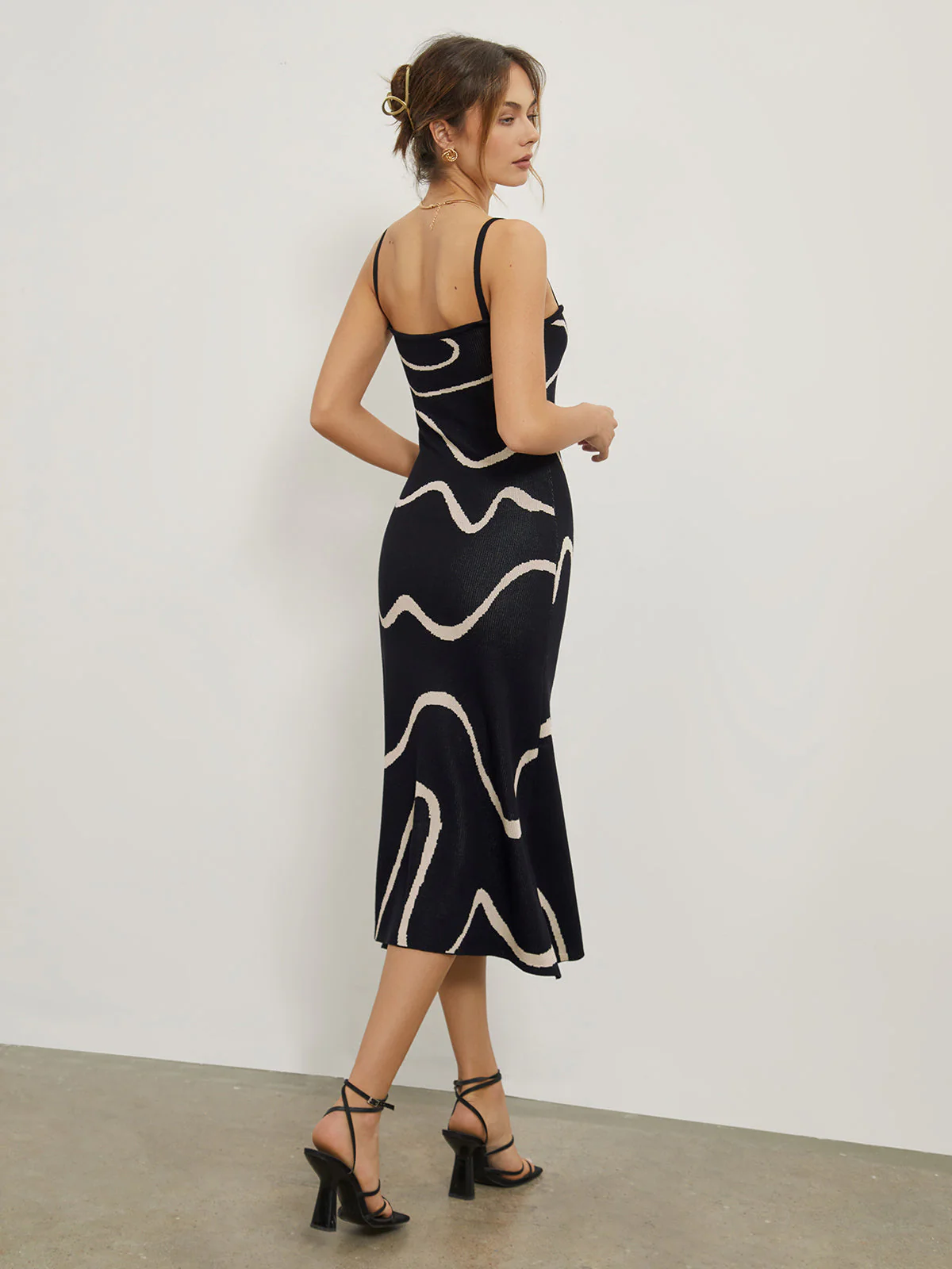 Maisie | Figurschmeichelndes Midikleid mit abstraktem Muster und zarten Spaghettiträgern - Image 3