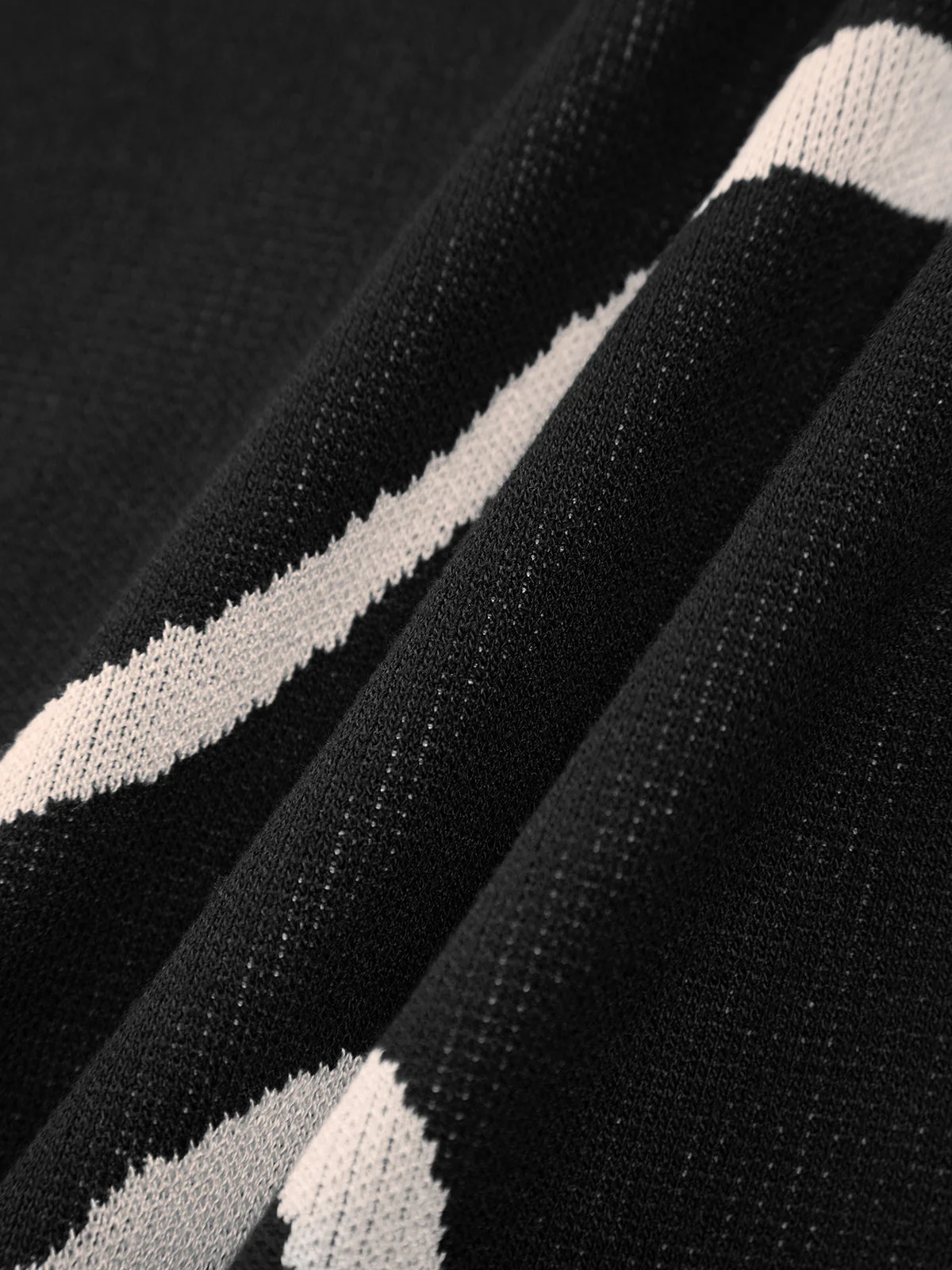 Maisie | Figurschmeichelndes Midikleid mit abstraktem Muster und zarten Spaghettiträgern - Image 5