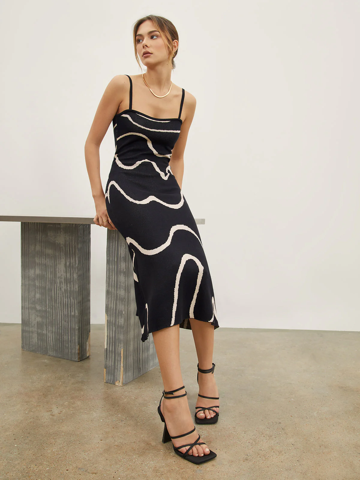 Maisie | Figurschmeichelndes Midikleid mit abstraktem Muster und zarten Spaghettiträgern - Image 9