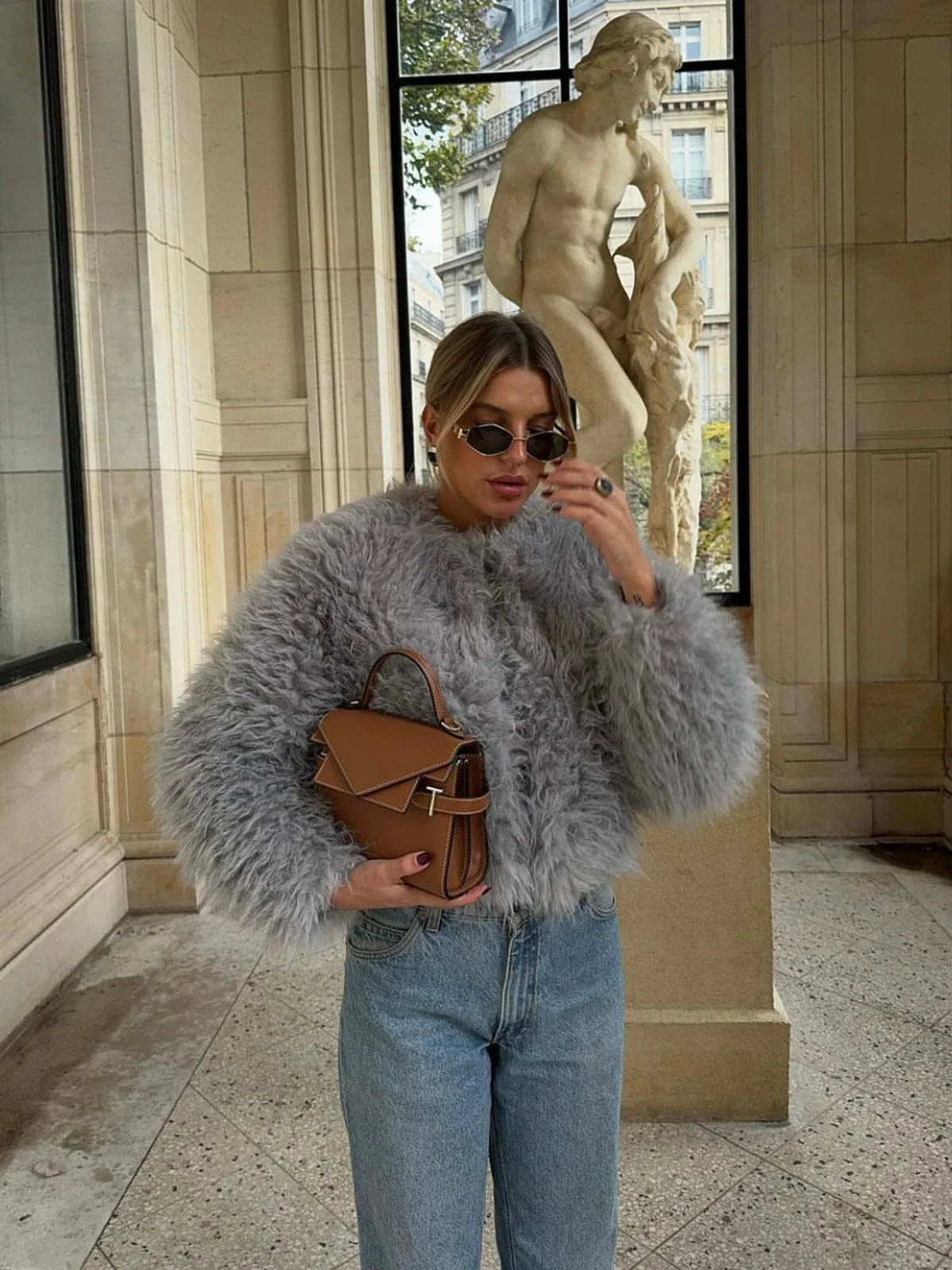 Manteau Court en Fausse Fourrure Élégant - Image 3