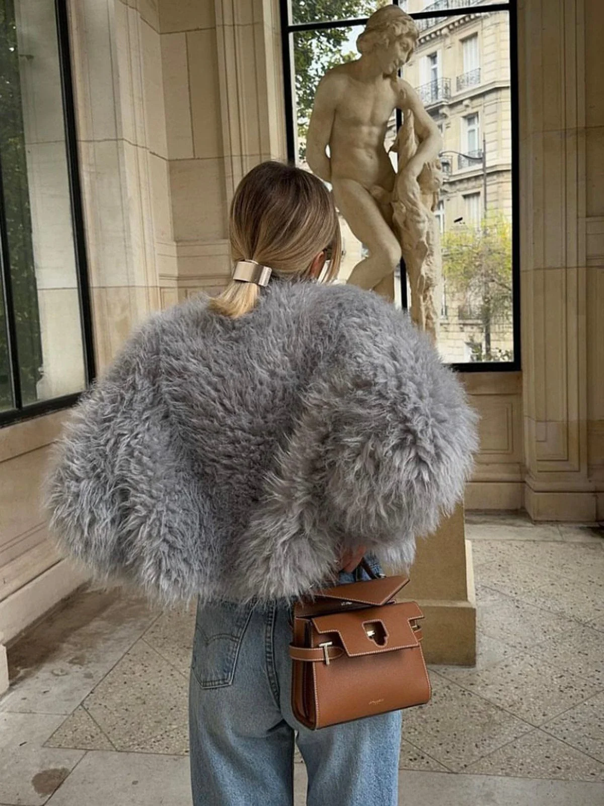 Manteau Court en Fausse Fourrure Élégant - Image 4