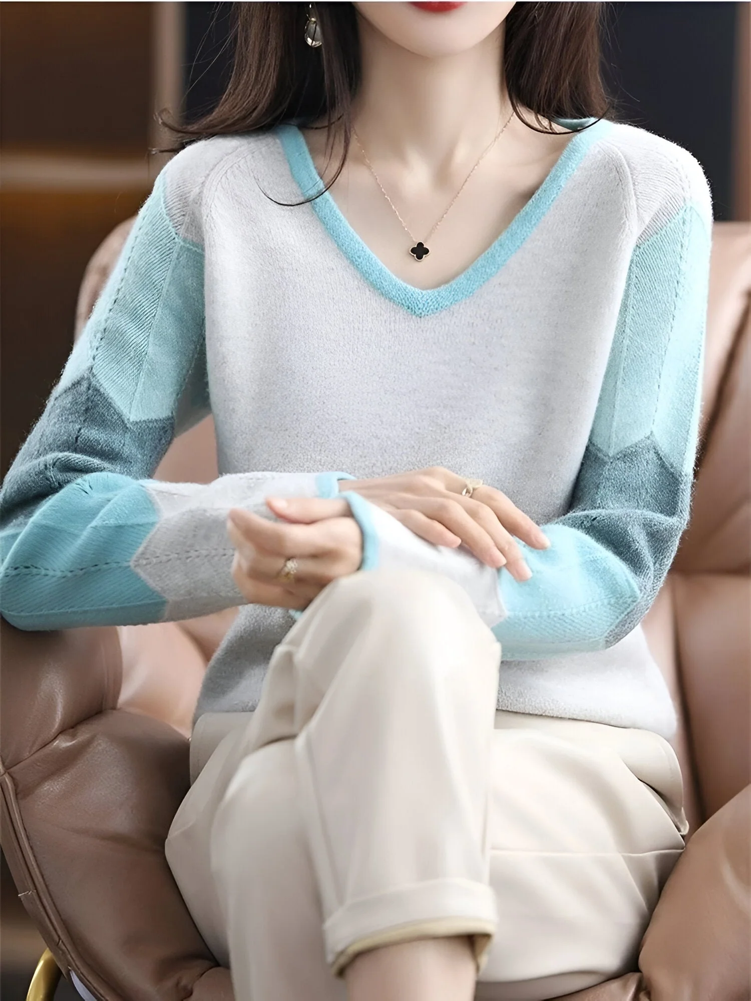 Marita | Bequemer & Stilvoller Patchwork V-Ausschnitt Pullover - Image 7