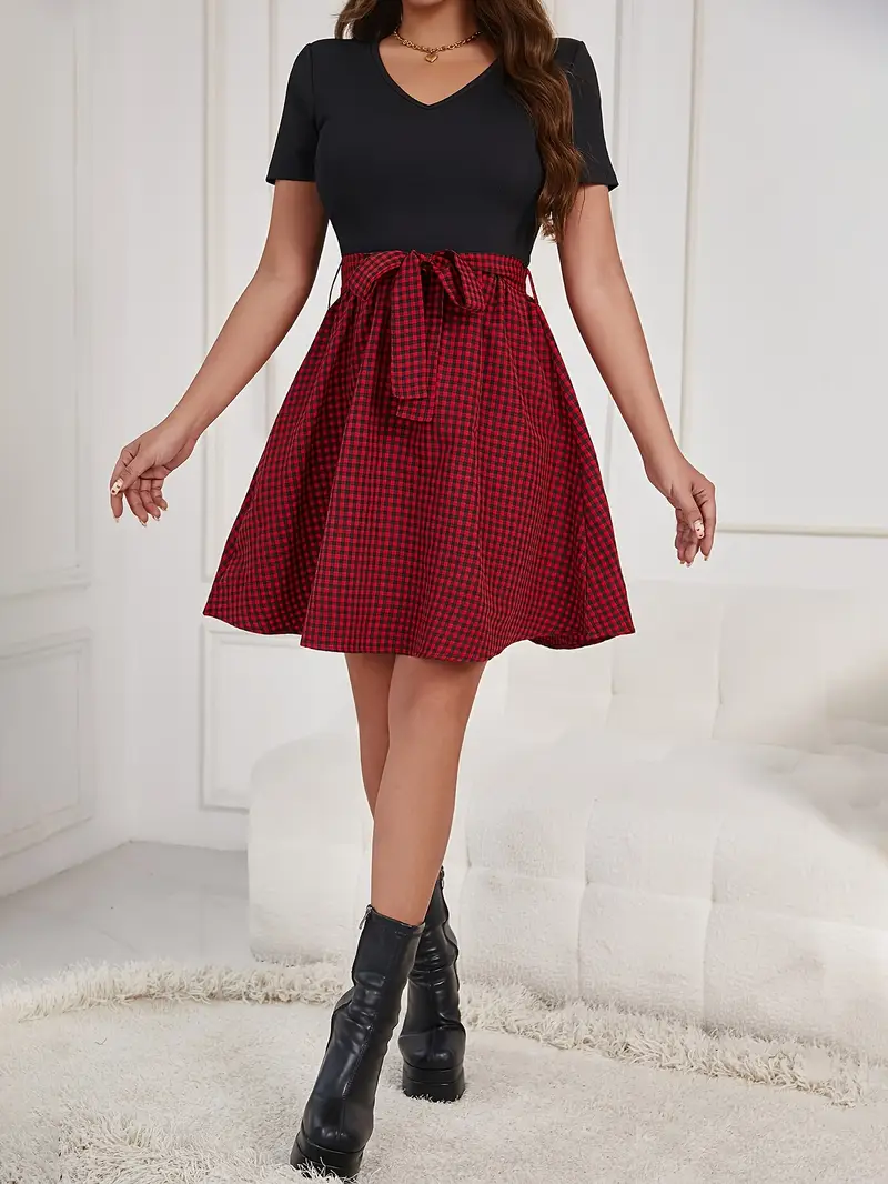 Merlina – Klassisches V-Ausschnitt-Kleid mit Gingham-Rock - Image 3