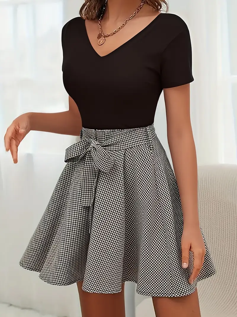 Merlina – Klassisches V-Ausschnitt-Kleid mit Gingham-Rock - Image 8