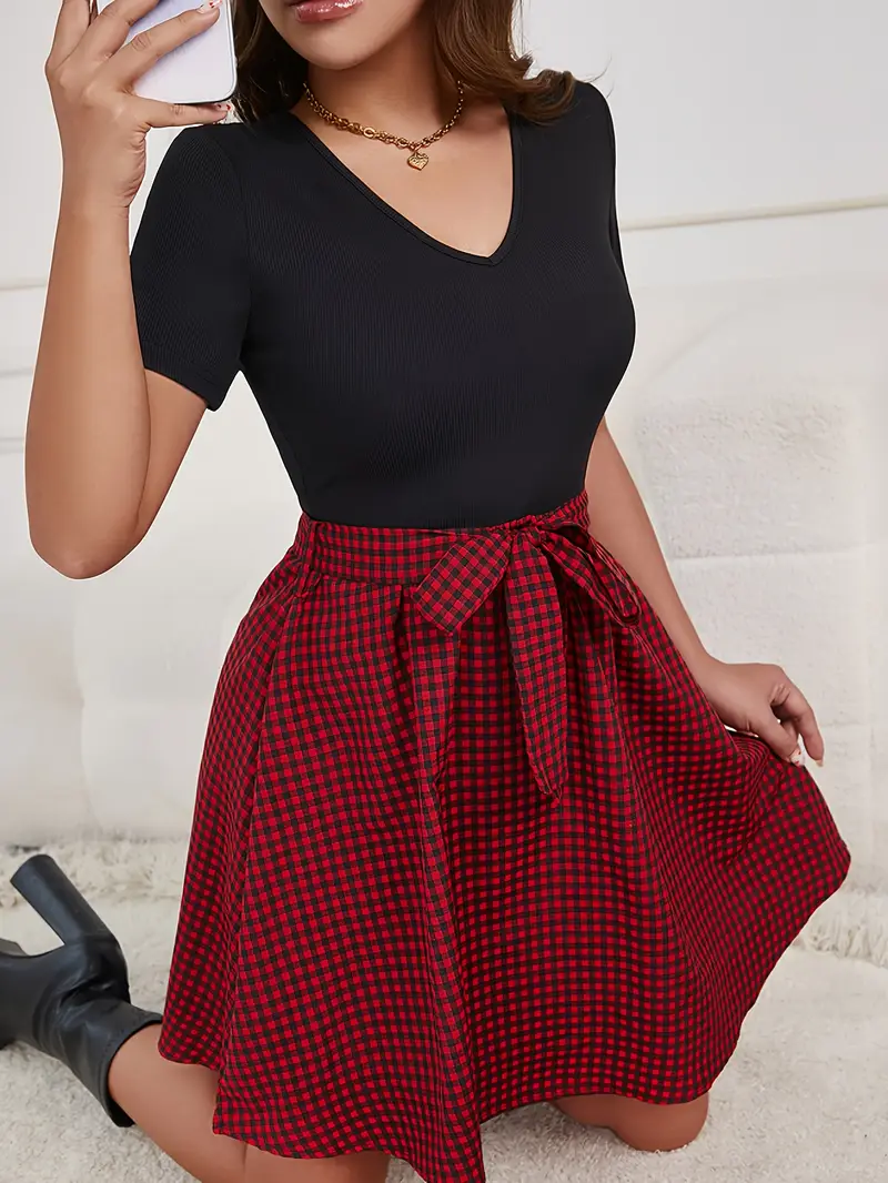 Merlina – Klassisches V-Ausschnitt-Kleid mit Gingham-Rock - Image 9