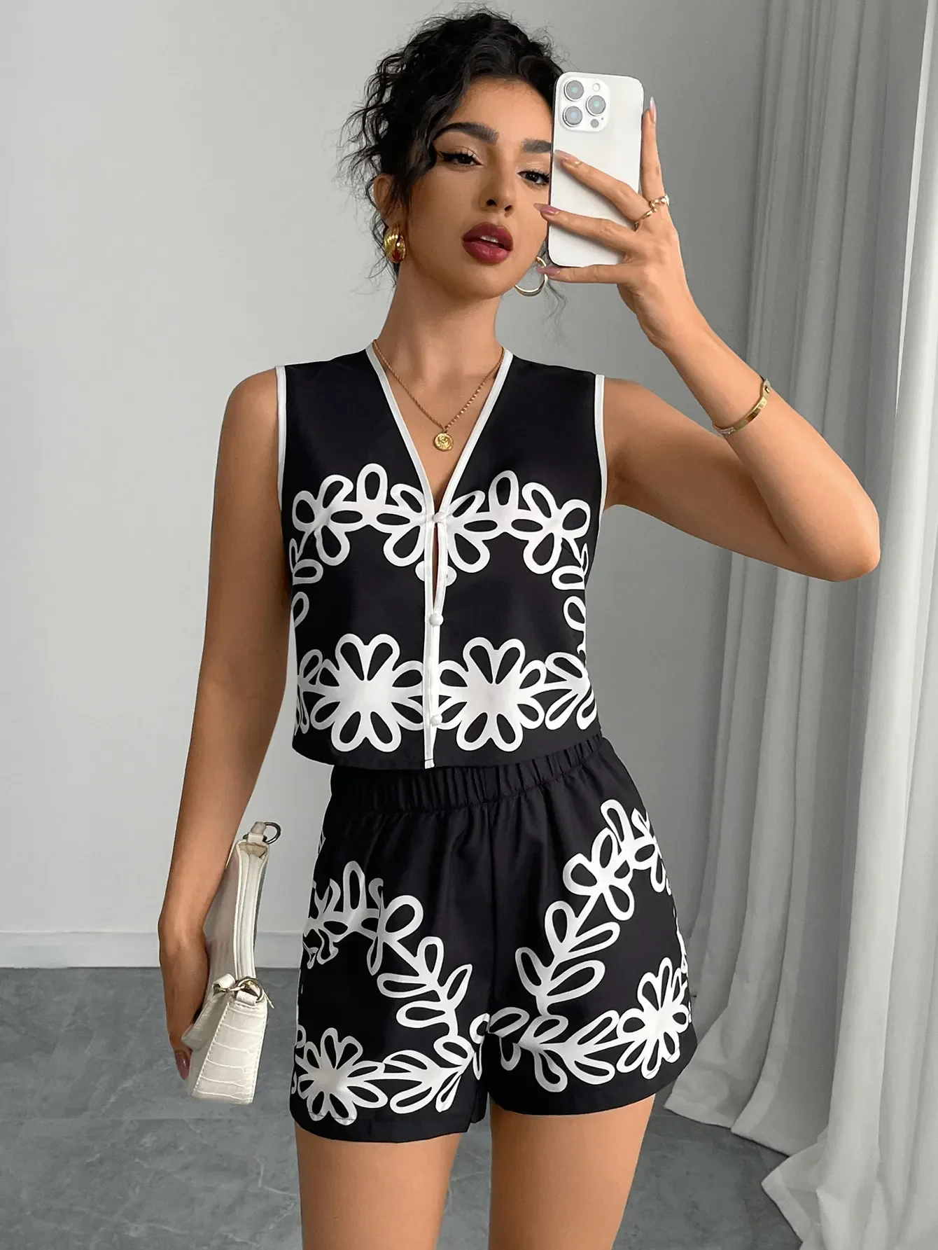 Mina | Blumenkombi und Shorts - Image 2