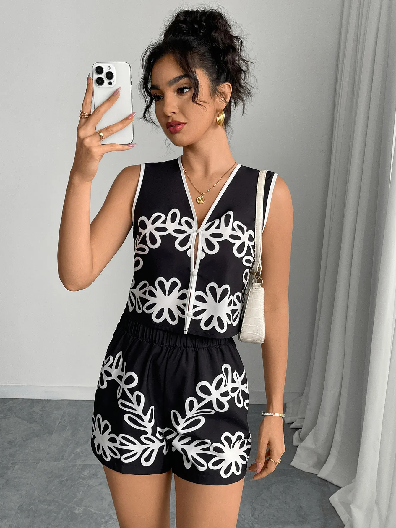 Mina | Blumenkombi und Shorts - Image 3