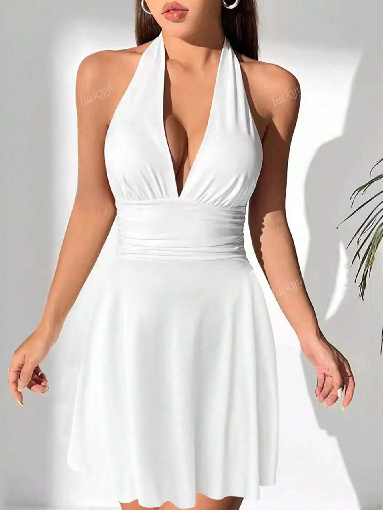 Minikleid mit Halterneck und Skater-Schnitt – Figurbetont & Feminin - Image 10