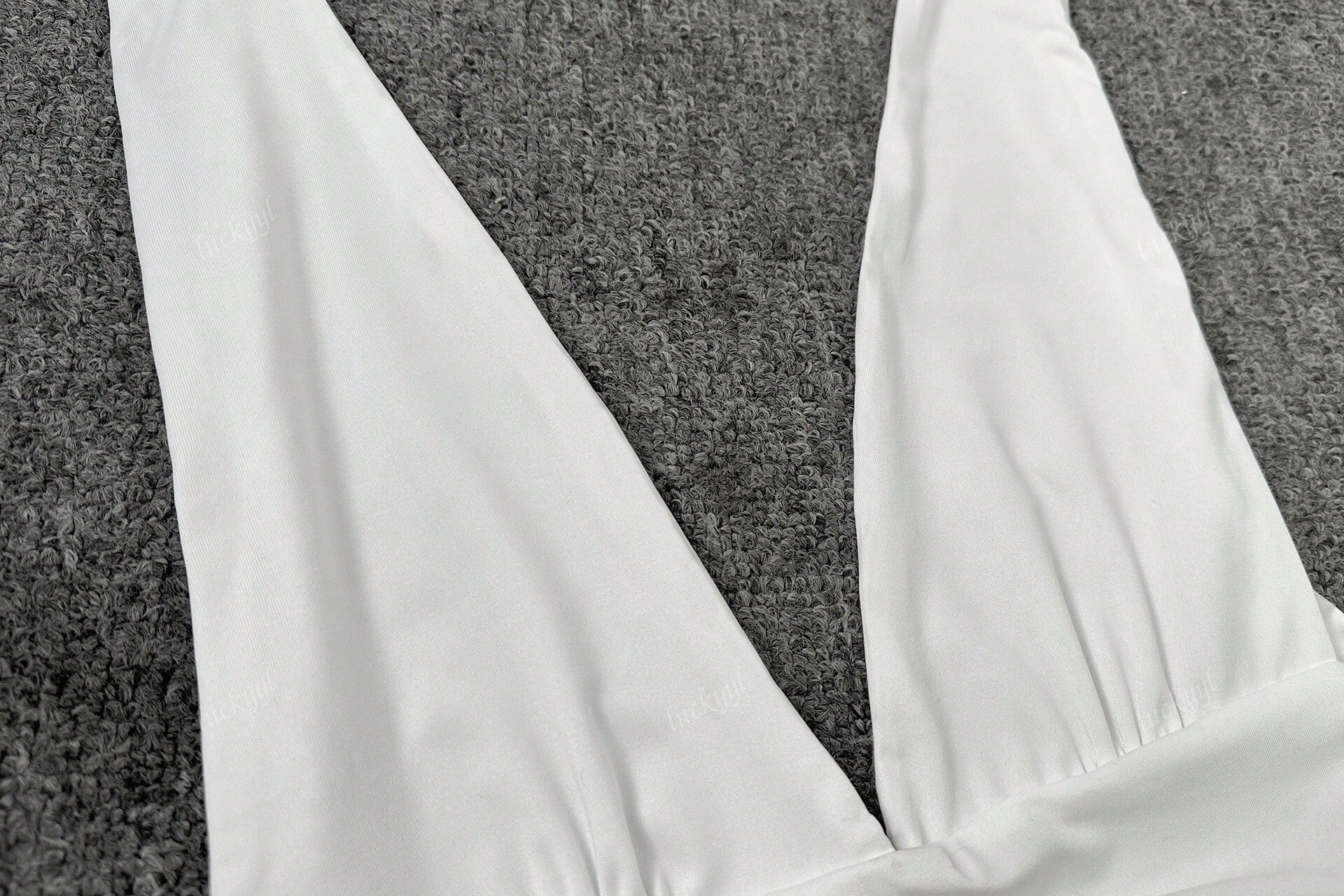 Minikleid mit Halterneck und Skater-Schnitt – Figurbetont & Feminin - Image 13